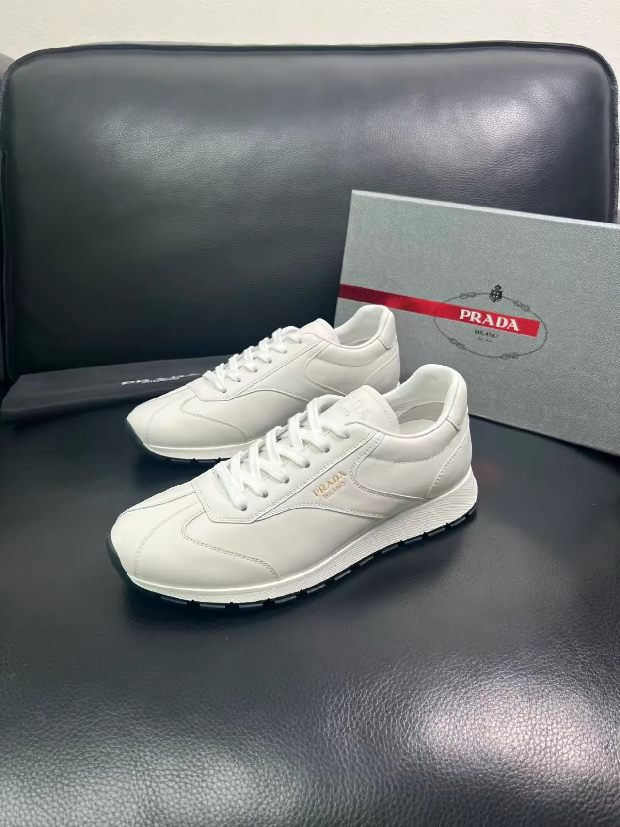 P440 Yuan 38-45 Prada Prada’s new men’s leather sneakers, the highest version on the market, any comparison is welcome🆚! The original leather has excellent texture and is super high-end! Fetal sheep net lining imported from Italy, removable pad! Luxurious materials and fine workmanship, highly recommended!